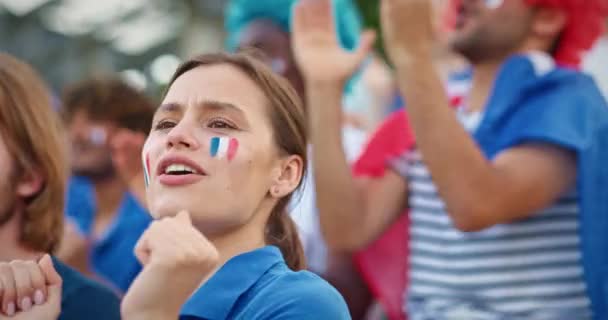 Zufriedene Kaukasische Frau Mit Gemaltem Gesicht Der Frankreich Fahne Die — Stockvideo