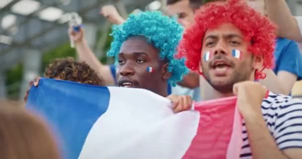 Skupina Multietnických Kolegů Křičí Fandí Francii Velkém Turnaji Potřásají Rukama — Stock video