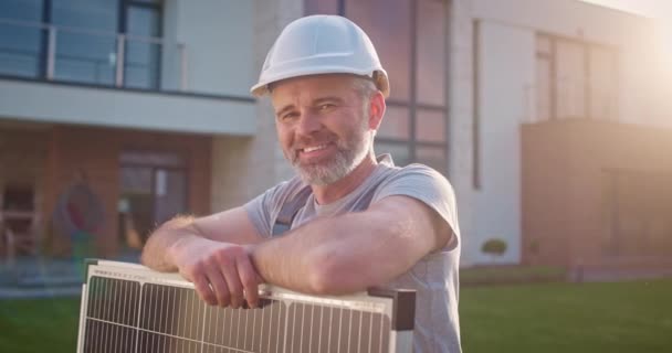 Uomo Caucasico Che Lavora Impresa Energia Rinnovabile Appaltatore Professionale Appoggiato — Video Stock