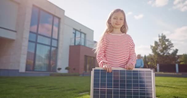 Menina Feliz Olhando Para Câmera Com Fonte Energia Alternativa Criança — Vídeo de Stock