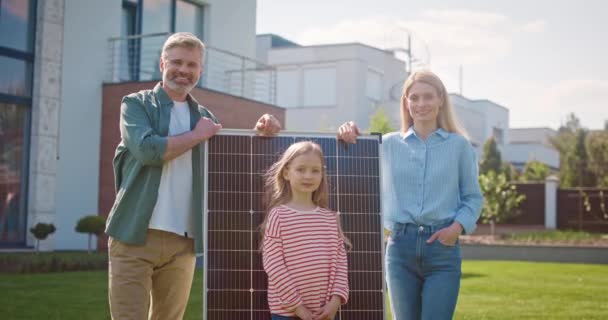 Szczęśliwa Rodzina Trojga Patrząca Kamerę Pobliżu Paneli Słonecznych Rodzice Dziewczyna — Wideo stockowe