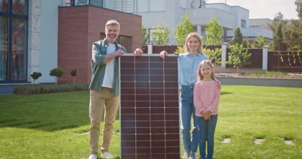 Szczęśliwa Rodzina Trojga Patrząca Kamerę Pobliżu Paneli Słonecznych Rodzice Dziewczyna — Wideo stockowe