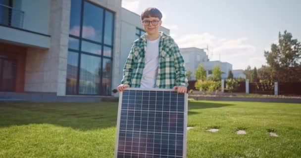 Счастливый Мальчик Смотрит Камеру Альтернативным Источником Энергии Ребенок Улыбается Солнечной — стоковое видео