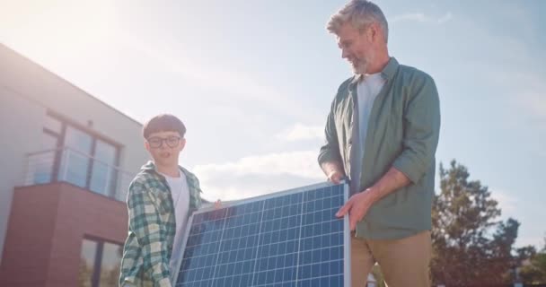 Ayah Dan Anak Tersenyum Dan Membawa Sumber Energi Alternatif Ayah — Stok Video
