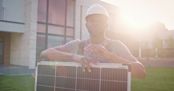 Афроамериканец Работает Предприятии Возобновляемых Источников Энергии Профессиональный Подрядчик Опирается Солнечную — стоковое видео