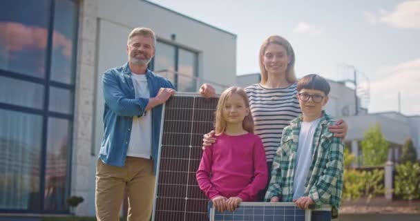 Щаслива Сім Дивиться Камеру Сонячною Панеллю Батьки Діти Посміхаються Тлі — стокове відео
