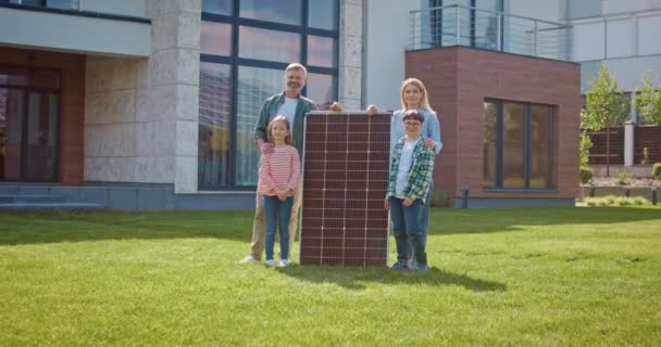 Glückliche Familie Blickt Auf Kamera Mit Solarmodul Eltern Und Kinder — Stockvideo