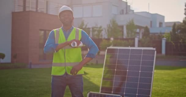 Męski Wykonawca Odblaskowej Kamizelce Uśmiechnięty Afroamerykańscy Inżynierowie Pozują Rysunkiem Ręku — Wideo stockowe
