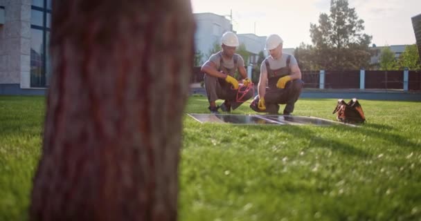 Twee Multiculturele Mannen Die Bij Hernieuwbare Energie Werken Multi Etnische — Stockvideo