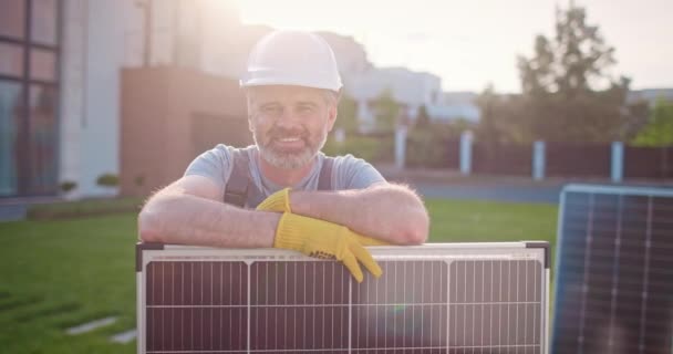 Hombre Caucásico Trabajando Empresa Energía Renovable Contratista Profesional Apoyado Panel — Vídeo de stock