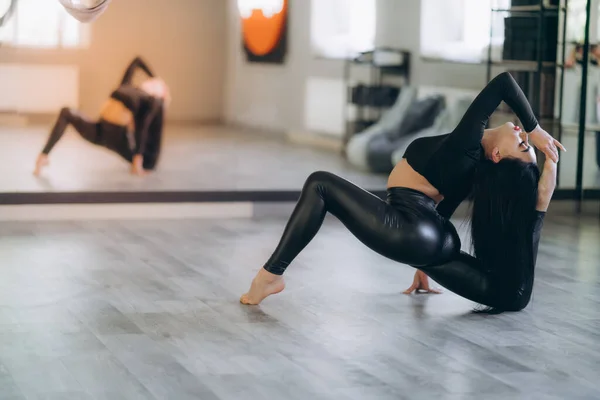 Charming Girl Black Sportswear Sitting Longitudinal Splits Good Stretching Gymnastics — Stock Photo, Image