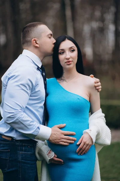 一个年轻人吻了他怀孕妻子的脸 — 图库照片