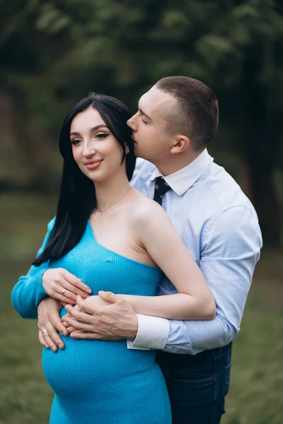 爱男人抱着妻子的肚子 为人父母的观念 — 图库照片