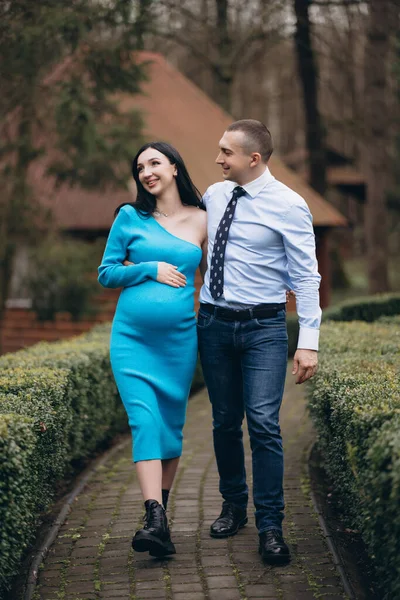 Těhotná Žena Kráčí Svým Manželem Parku — Stock fotografie