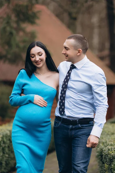Een Zwangere Vrouw Die Met Haar Man Een Park Loopt — Stockfoto