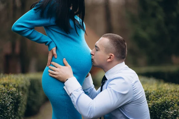 Joven Besando Vientre Esposa Embarazada —  Fotos de Stock