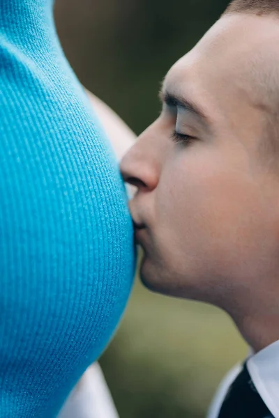 年轻男人亲吻他怀孕的妻子肚皮 — 图库照片
