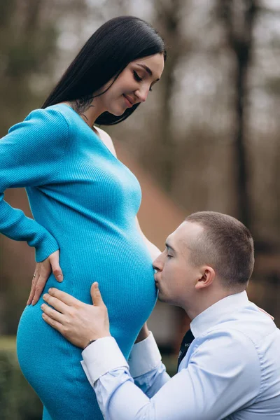 Mladý Muž Líbat Jeho Těhotná Manželka Břicho — Stock fotografie