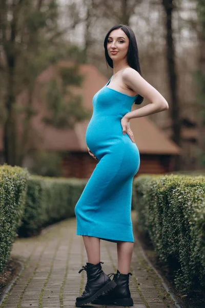Beautiful Pregnant Woman Park Wearing Blue Dress She Looks Camera — Stock Photo, Image