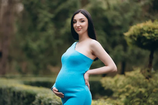 Krásná Těhotná Žena Parku Modrých Šatech Dívá Kamery Pózování — Stock fotografie