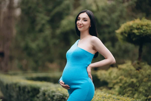 Έγκυος Μελαχρινή Μοντέρνα Μαμά Ποζάρει Για Την Κάμερα — Φωτογραφία Αρχείου