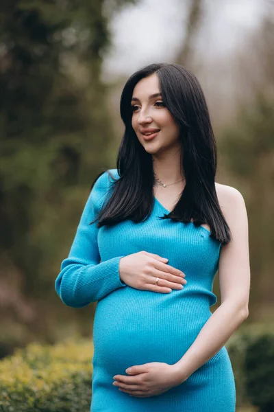 Μια Σύγχρονη Έγκυος Γυναίκα Χαμογελαστή Χαρούμενη Που Είναι Έγκυος — Φωτογραφία Αρχείου