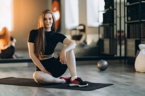 Fiatal Sportos Lány Csinál Fitness Fekete Sport Ruha — Stock Fotó