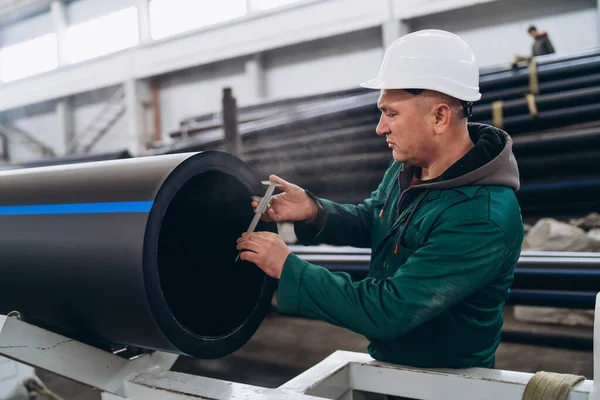 Engineer Measures Thickness Newly Manufactured Pipe — Stock Photo, Image
