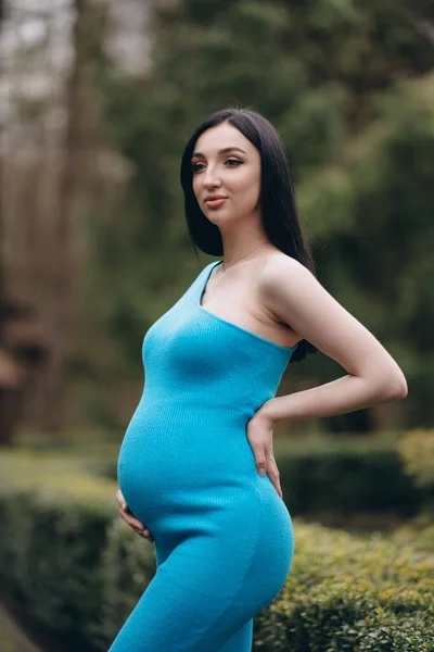 一个笑着的现代孕妇 很高兴自己怀孕了 — 图库照片