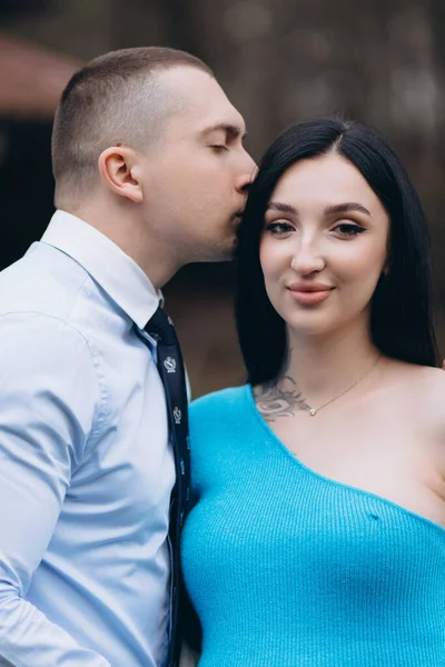 남자가 아내의 얼굴에 키스한다 — 스톡 사진