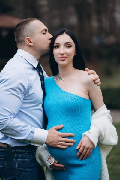 Een Jonge Man Kust Het Gezicht Van Zijn Zwangere Vrouw — Stockfoto