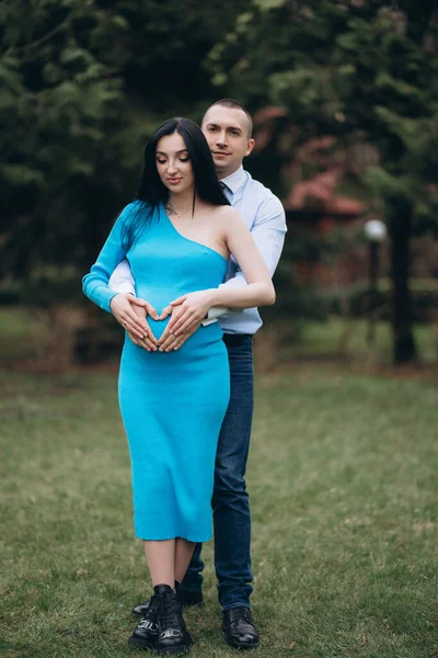 Άνδρας Και Γυναίκα Χαίρονται Την Εγκυμοσύνη — Φωτογραφία Αρχείου