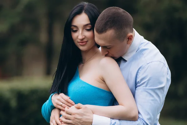Joven Besa Esposa Embarazada Estómago Con Cuidado Lugar Para Copiar —  Fotos de Stock