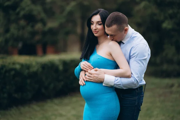 若い男が気をつけてお腹の中で妊娠中の妻とキスをする コピーする場所 — ストック写真