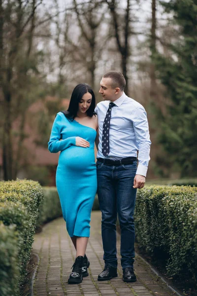 Pregnant Woman Her Husband Walking Together Park Married Couple —  Fotos de Stock