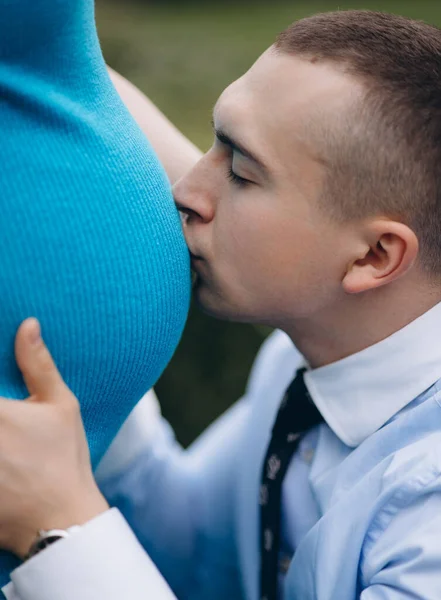Giovane Uomo Baciare Pancia Della Moglie Incinta — Foto Stock