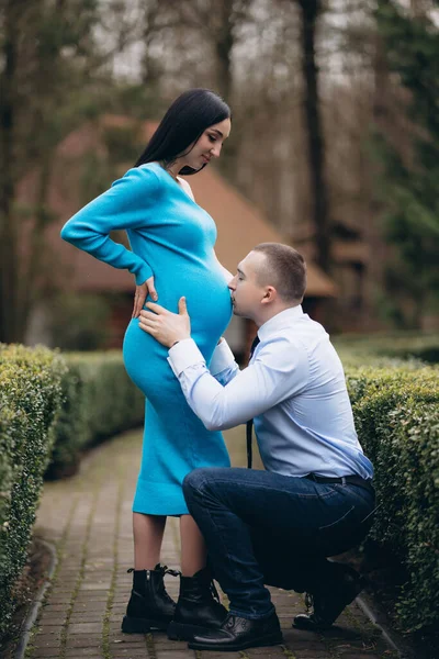 Νεαρός Άνδρας Φιλιά Της Συζύγου Του Έγκυος Κοιλιά — Φωτογραφία Αρχείου