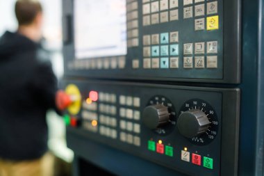 Bir mühendis programlanabilir kontrol paneli programı makine kesme makinesini çalıştırır