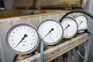 Ölçüm aletleri. Baş göstergeleri (ya da düşük basınç göstergeleri), çekme göstergeleri ve yüksek kalite ağırlık göstergeleri.