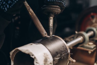 Bakır kablo lehimleme hattına yakın çekim