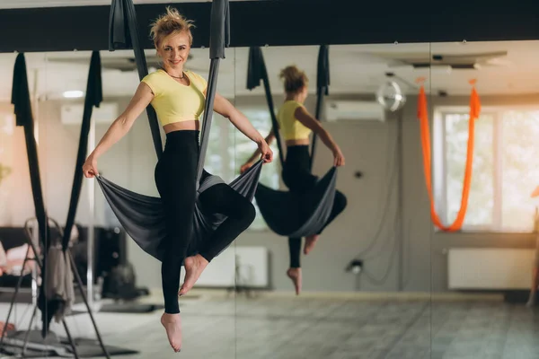 Seorang Pelatih Wanita Berlatih Terbang Yoga Dalam Pose Yang Indah — Stok Foto
