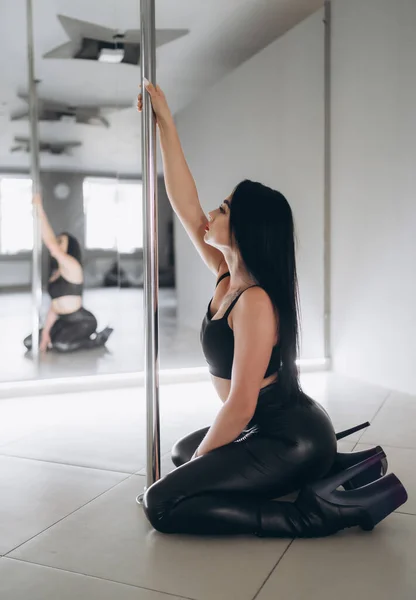 Young Slim Sexy Dancer Pole Dark Clothes Dark Colors — Stock Photo, Image