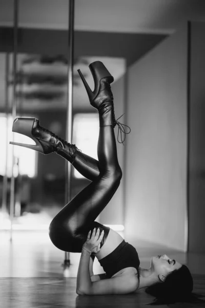 Young Sexy Slim Brunette Raised Legs Pylon Background Reflection — Stock Photo, Image
