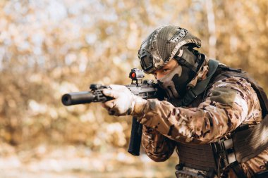 Taktik polis üniformalı ve silahlı bir adam..