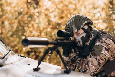 Ormandaki bir özel kuvvetler subayının portresi. Askeri operasyonlar, uluslararası çatışmalar ve özel kuvvetler kavramları. Karışık ekipman