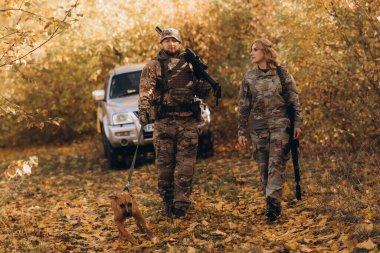 Genç, mutlu bir subay görevden eve döndükten sonra karısı ve köpeğiyle eğleniyor..