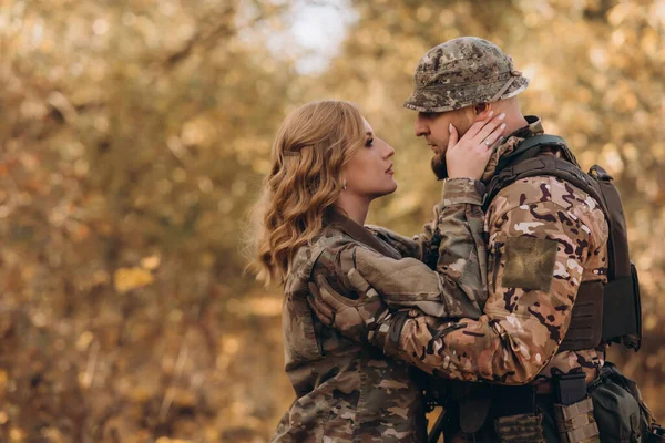 Joven Soldado Feliz Del Ejército Los Estados Unidos Esposa Están —  Fotos de Stock