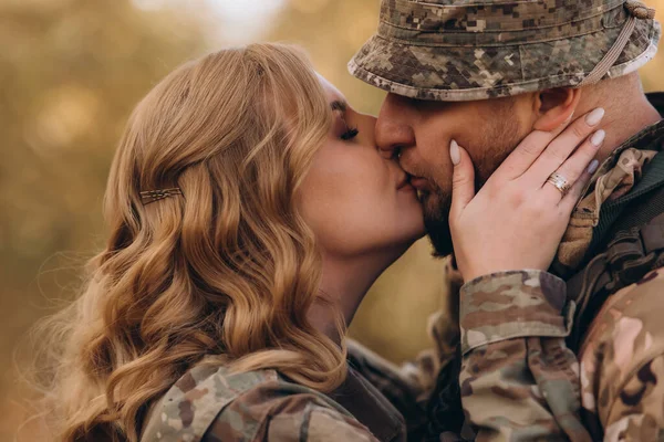 Una Esposa Besa Marido Que Regresado Guerra Militar Ejército —  Fotos de Stock