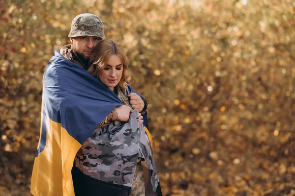 Pareja Militar Ucraniana Feliz Conocer Bandera Ucrania —  Fotos de Stock