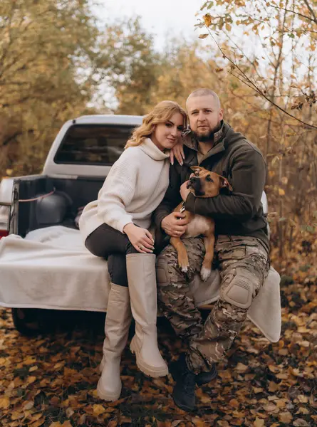Счастливая Пара Отдыхает Лесу Своей Собакой Сидя Машине — стоковое фото